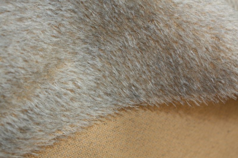 MOH-1015   Mohair Nebelgrau mit schwarzen Haaren